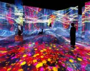 在人们聚集的岩丘上，注入水粒子的世界 / Universe of Water Particles on a Rock Hill where People Gather